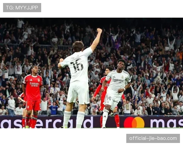 巴黎圣日耳曼1-2不敌皇家马德里，总比分4-4，凭借客场进球优势惊险晋级。